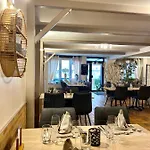 Logis Restaurant Du Cheval Blanc מלון Chamouilley