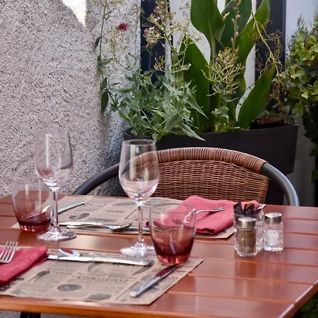 Отель Logis Restaurant Du Cheval Blanc 2*
