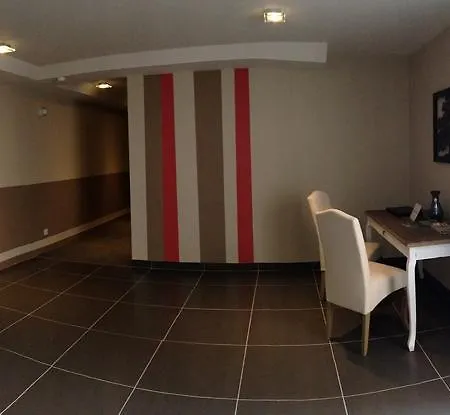 ホテル Logis Restaurant Du Cheval Blanc 2*
