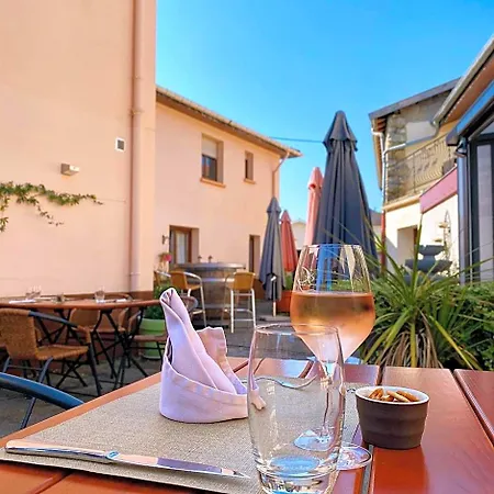 Logis Restaurant Du Cheval Blanc ホテル