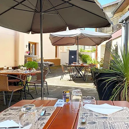 Logis Restaurant Du Cheval Blanc ホテル 2*