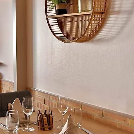 ホテル Logis Restaurant Du Cheval Blanc Chamouilley