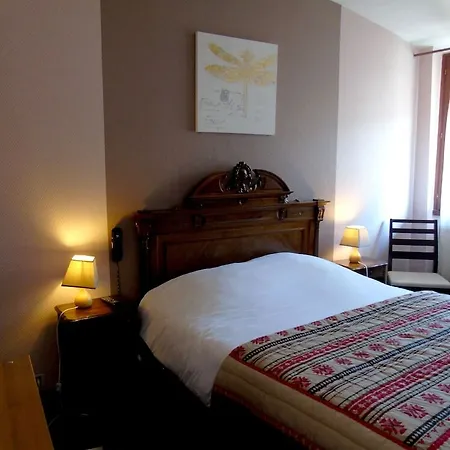 Logis Restaurant Du Cheval Blanc ホテル 2*